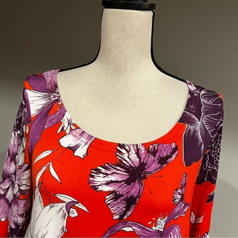 Floral asymmetrical long sleeve top - Picture 2 of 15